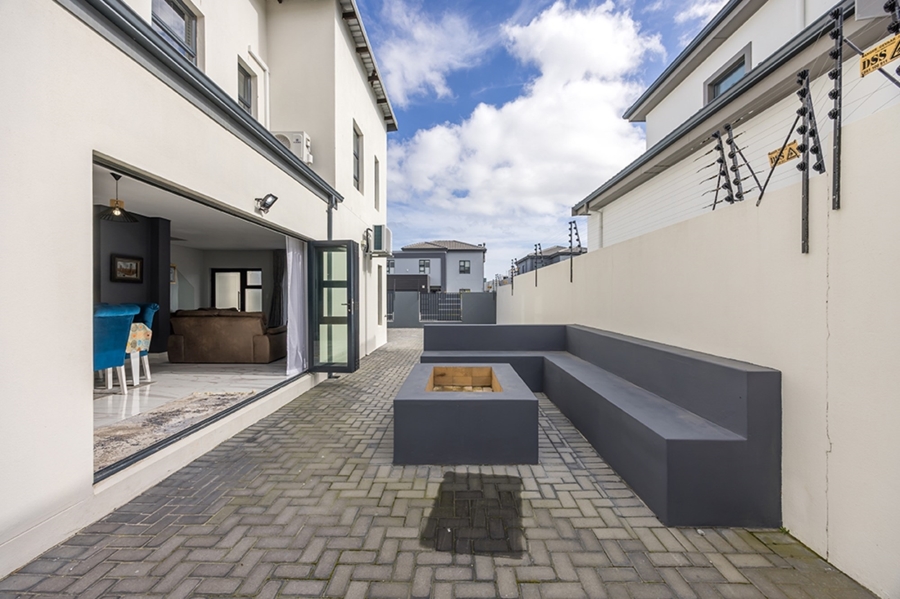 5 Bedroom Property for Sale in Sandown Western Cape